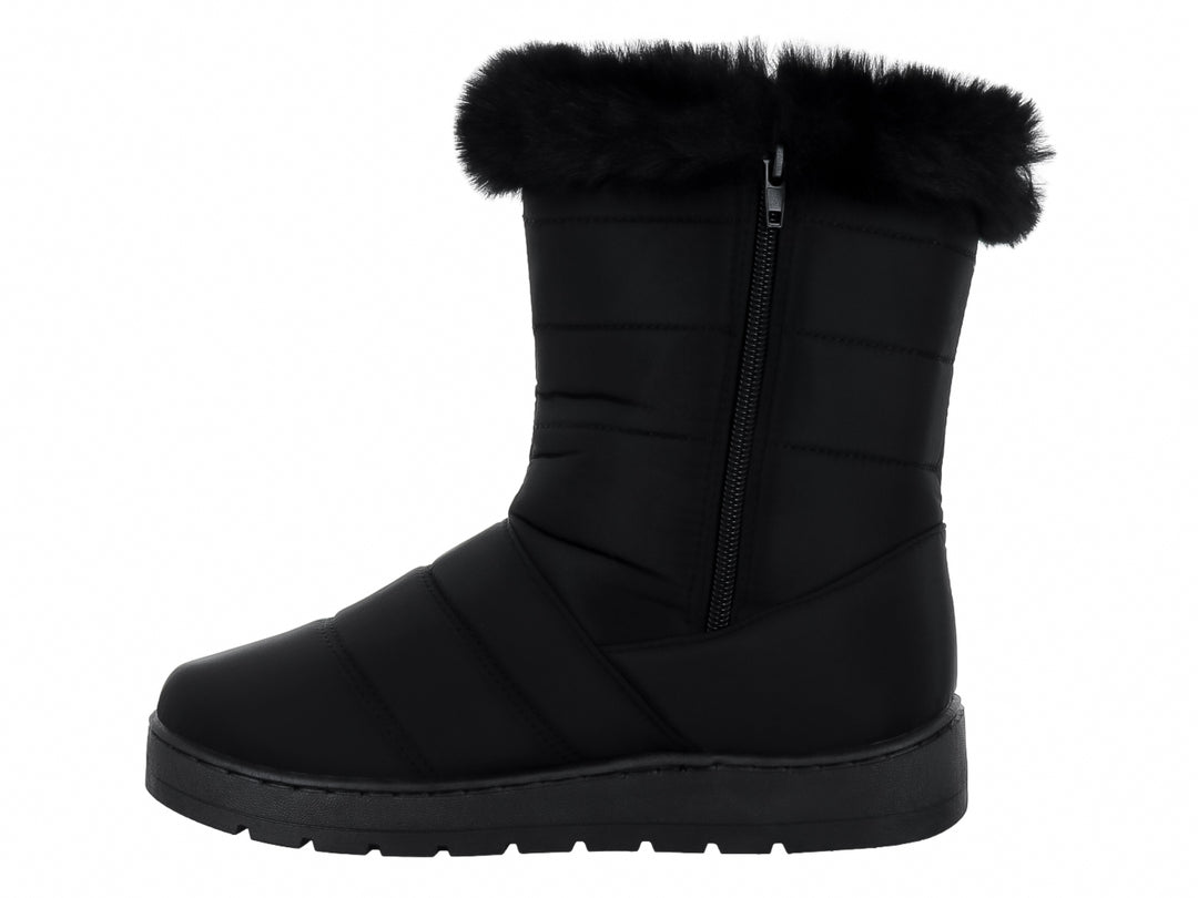 Bota negra de invierno con detalle de peluche en la parte superior y suela gruesa.