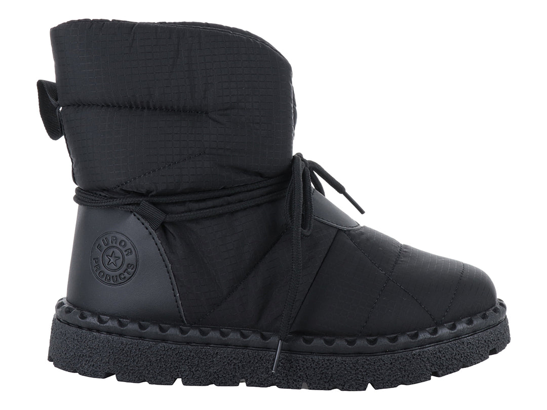 Botas negras acolchadas de la marca Furor con suela gruesa y cordones.