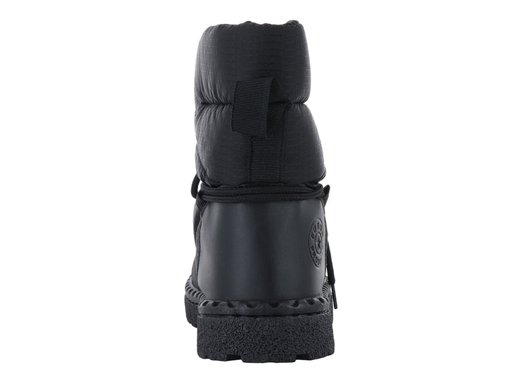Botas negras acolchadas de la marca Furor con suela gruesa y cordones.