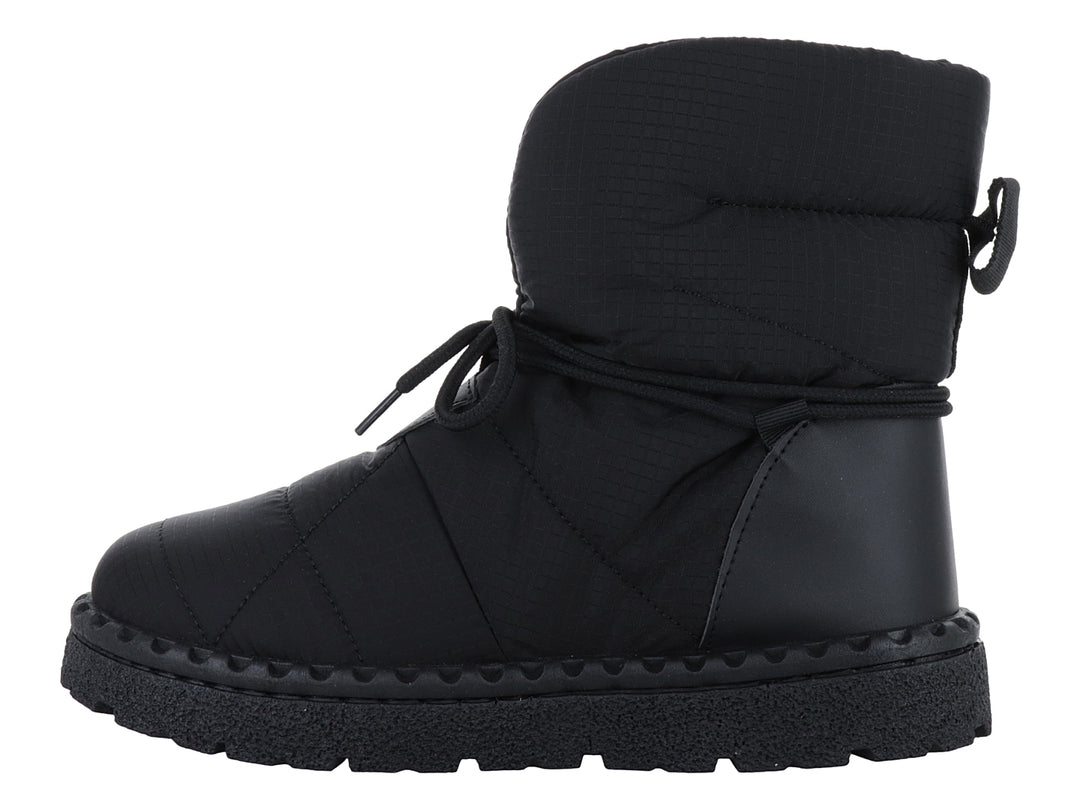 Botas negras acolchadas de la marca Furor con suela gruesa y cordones.
