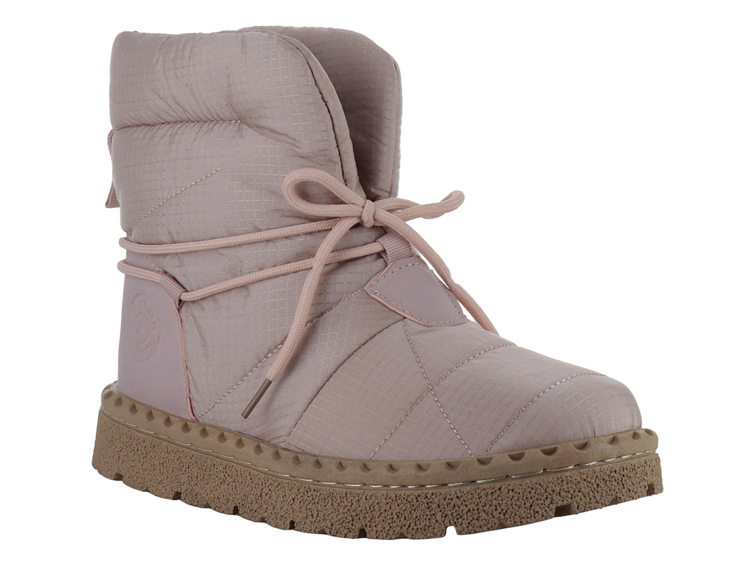 Bota Furor color tan con acabado acolchado, cordones frontales y suela gruesa marrón.