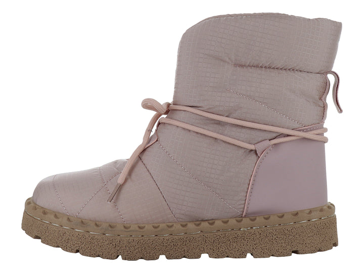 Bota Furor color tan con acabado acolchado, cordones frontales y suela gruesa marrón.