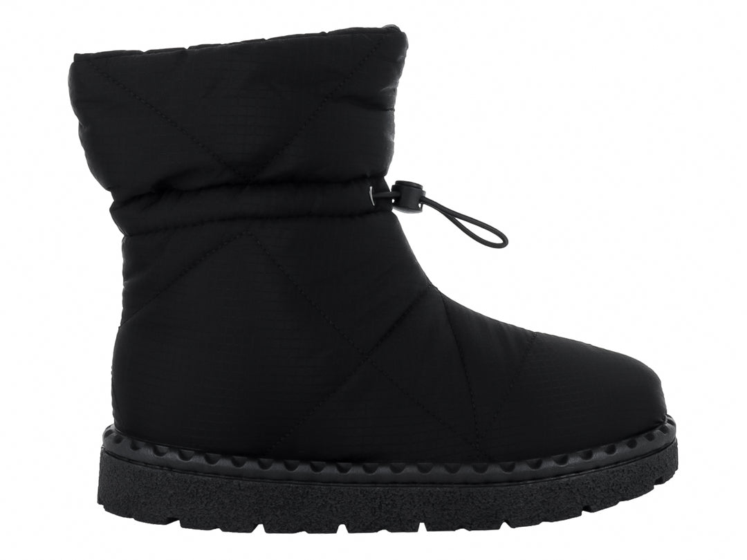 Bota corta color negro acolchada con suela gruesa y cordón ajustable en el tobillo.