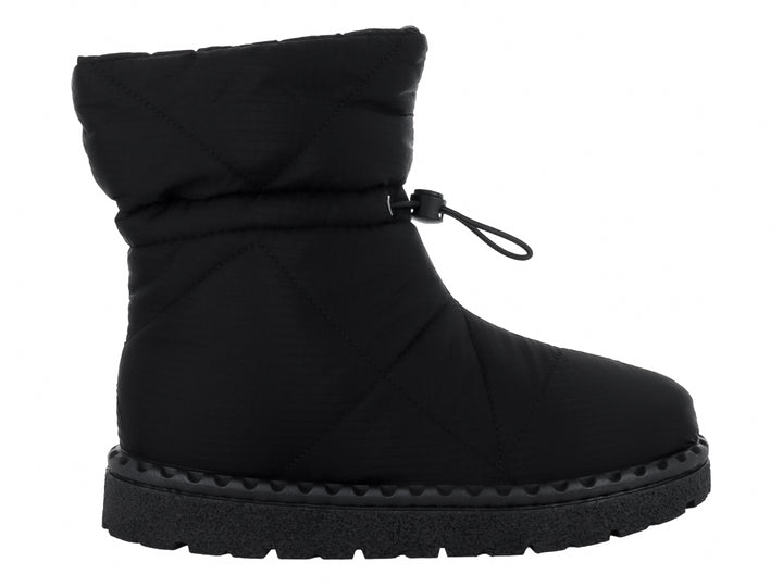 Bota corta color negro acolchada con suela gruesa y cordón ajustable en el tobillo.