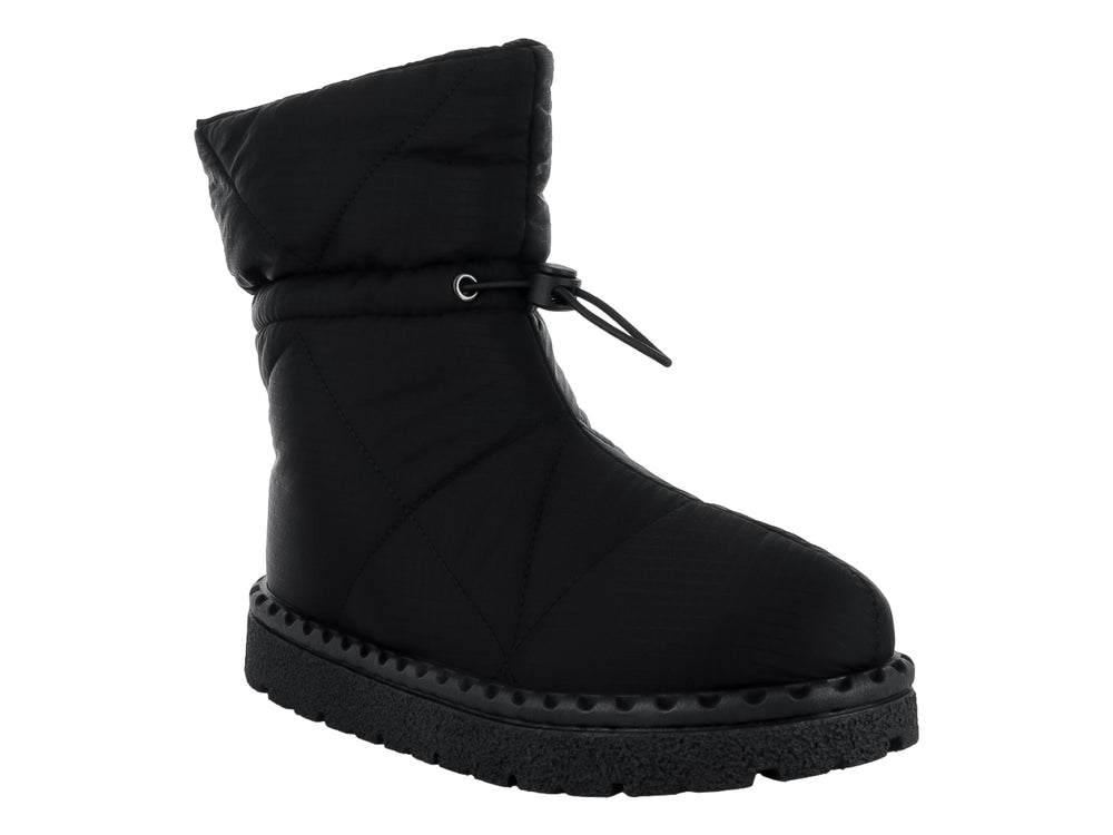 Bota corta color negro acolchada con suela gruesa y cordón ajustable en el tobillo.