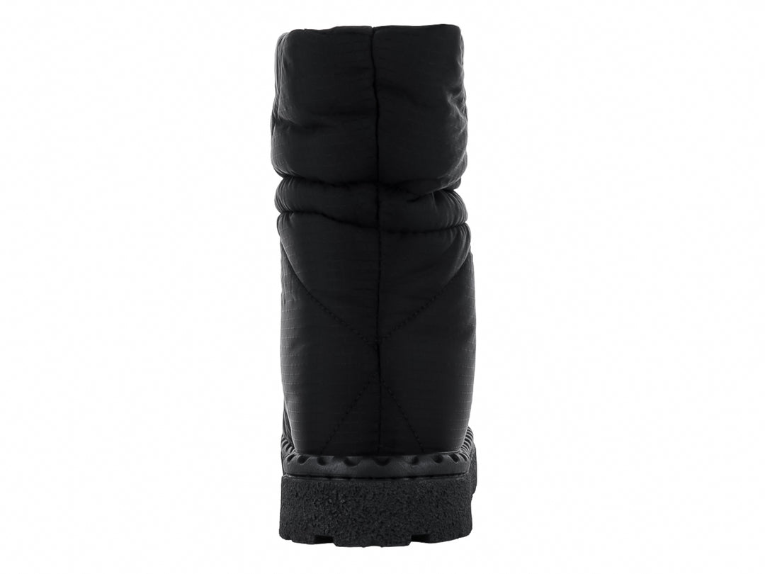 Bota corta color negro acolchada con suela gruesa y cordón ajustable en el tobillo.