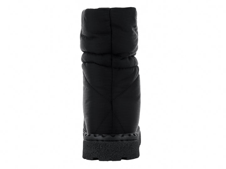 Bota corta color negro acolchada con suela gruesa y cordón ajustable en el tobillo.