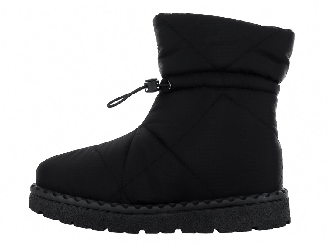 Bota corta color negro acolchada con suela gruesa y cordón ajustable en el tobillo.