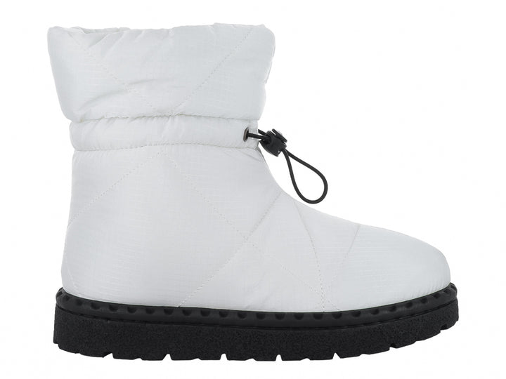 Bota blanca acolchada con suela negra y cordón ajustable.