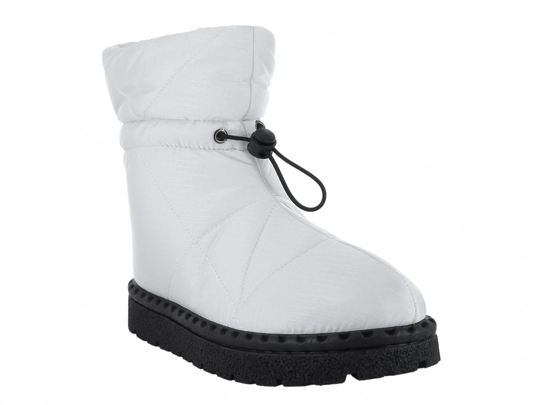 Bota blanca acolchada con suela negra y cordón ajustable.