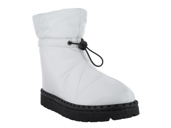 Bota blanca acolchada con suela negra y cordón ajustable.