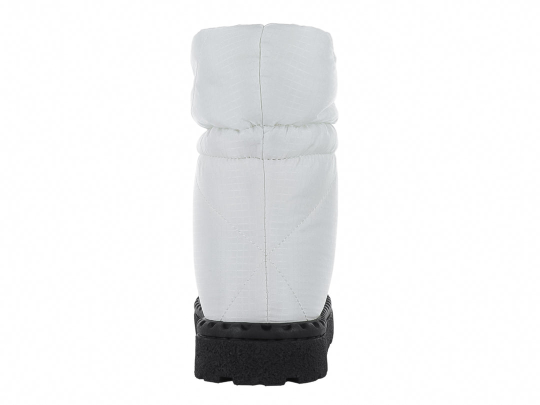 Bota blanca acolchada con suela negra y cordón ajustable.