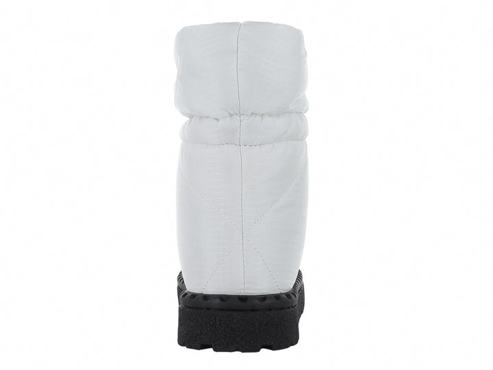 Bota blanca acolchada con suela negra y cordón ajustable.
