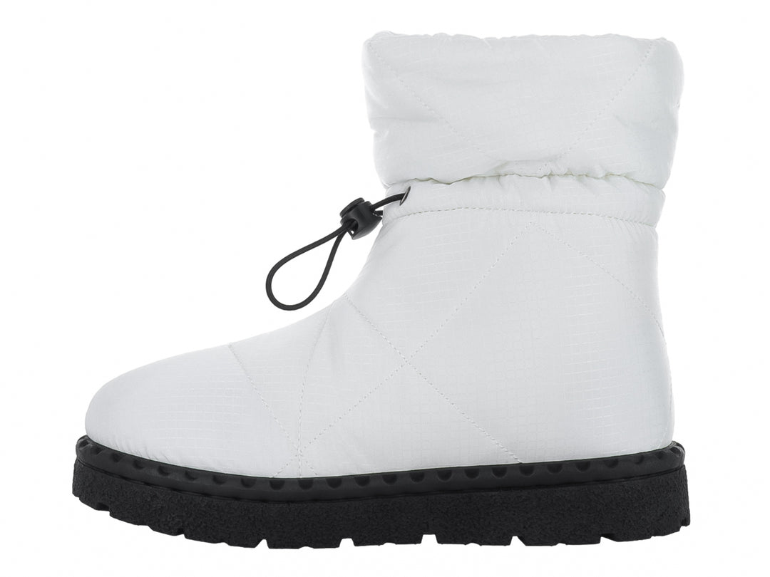 Bota blanca acolchada con suela negra y cordón ajustable.