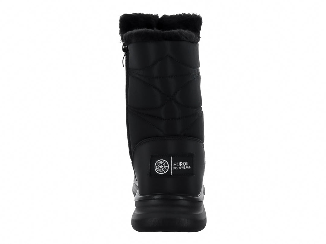 Bota de invierno color negro con forro de piel sintética y suela gruesa.