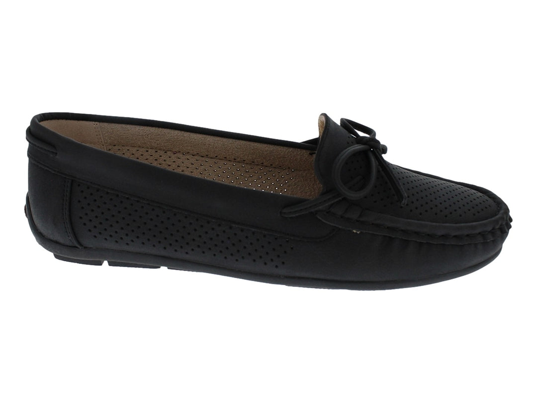 Zapato tipo mocasín color negro con detalles perforados y un pequeño lazo decorativo.
