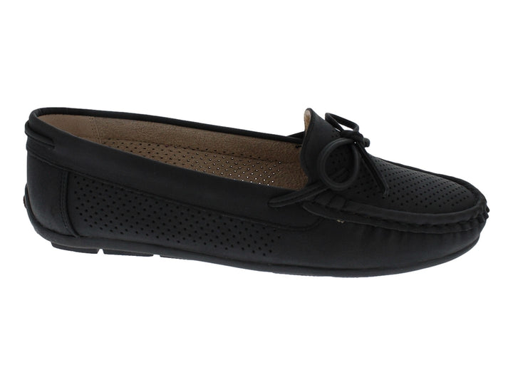 Zapato tipo mocasín color negro con detalles perforados y un pequeño lazo decorativo.