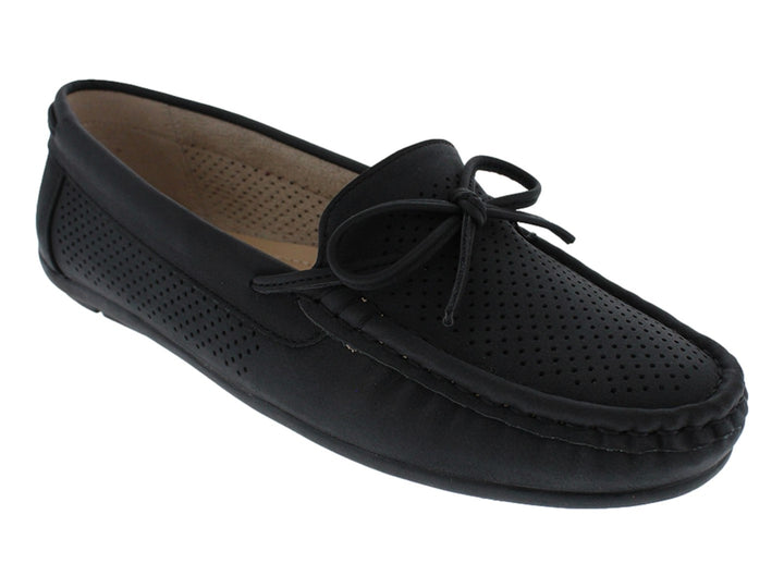 Zapato tipo mocasín color negro con detalles perforados y un pequeño lazo decorativo.