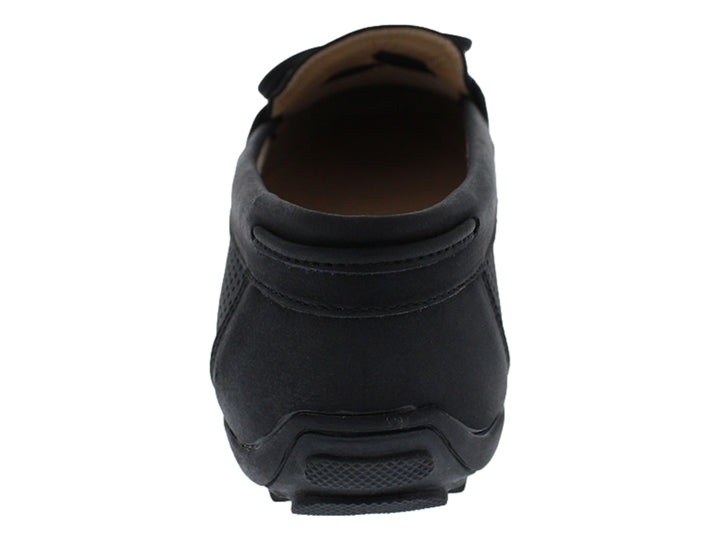 Zapato tipo mocasín color negro con detalles perforados y un pequeño lazo decorativo.