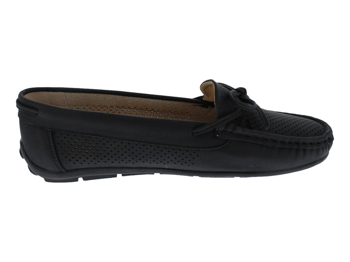 Zapato tipo mocasín color negro con detalles perforados y un pequeño lazo decorativo.
