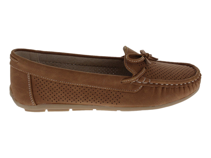 Zapato tipo mocasín color tan con detalles perforados y un moño decorativo en la parte superior.