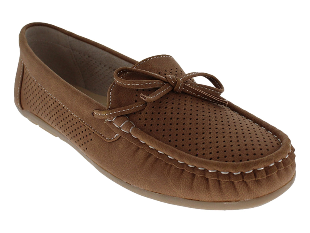 Zapato tipo mocasín color tan con detalles perforados y un moño decorativo en la parte superior.