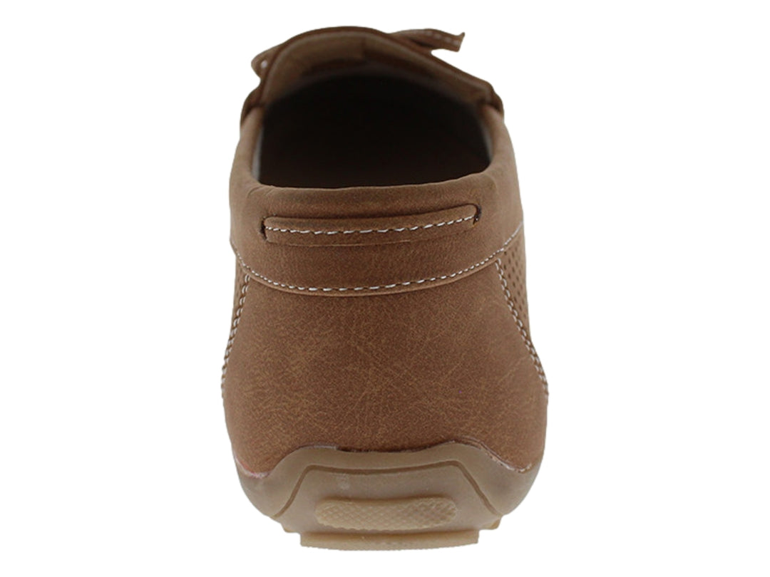 Zapato tipo mocasín color tan con detalles perforados y un moño decorativo en la parte superior.
