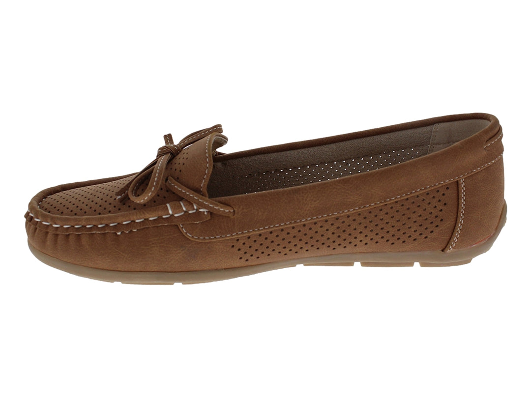 Zapato tipo mocasín color tan con detalles perforados y un moño decorativo en la parte superior.
