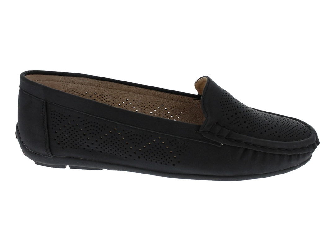 Zapato tipo loafer color negro con detalles perforados y suela plana.