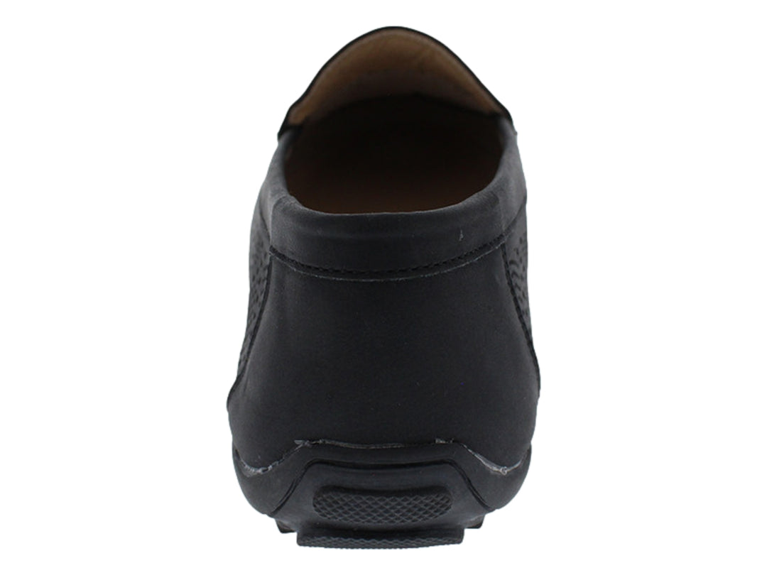 Zapato tipo loafer color negro con detalles perforados y suela plana.