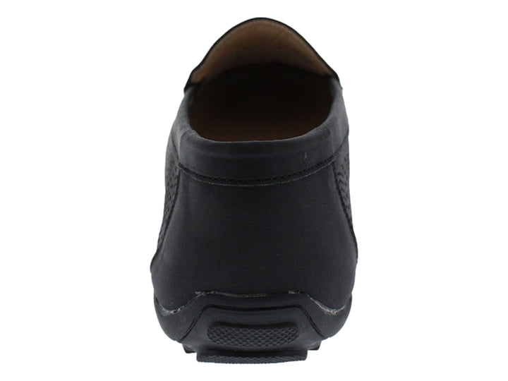 Zapato tipo loafer color negro con detalles perforados y suela plana.