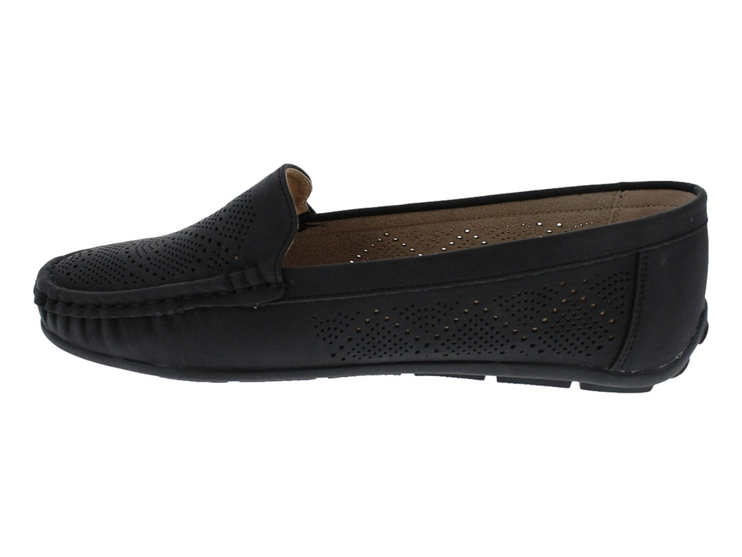 Zapato tipo loafer color negro con detalles perforados y suela plana.