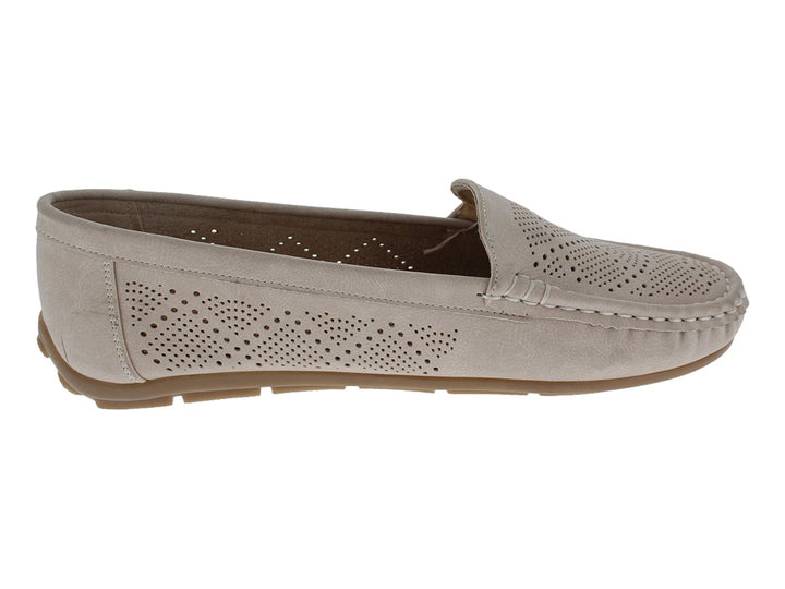 Zapato tipo mocasín color beige con detalles perforados laterales y frontales.