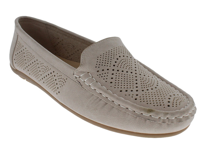 Zapato tipo mocasín color beige con detalles perforados laterales y frontales.