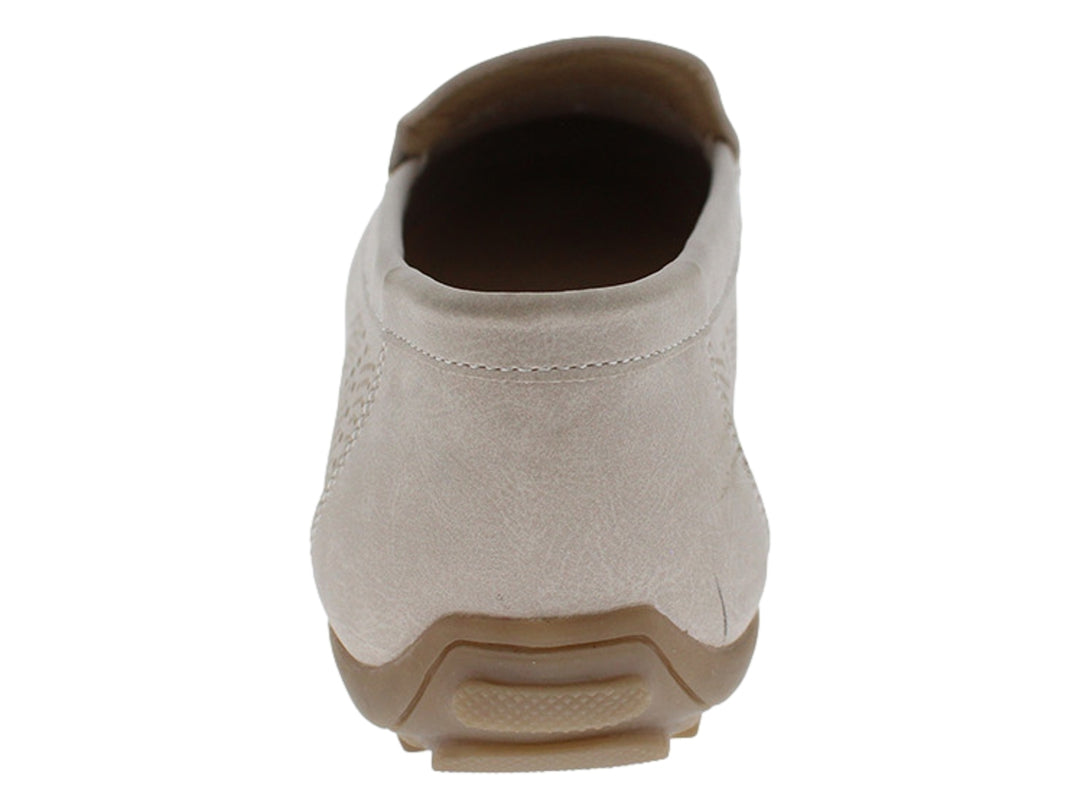 Zapato tipo mocasín color beige con detalles perforados laterales y frontales.