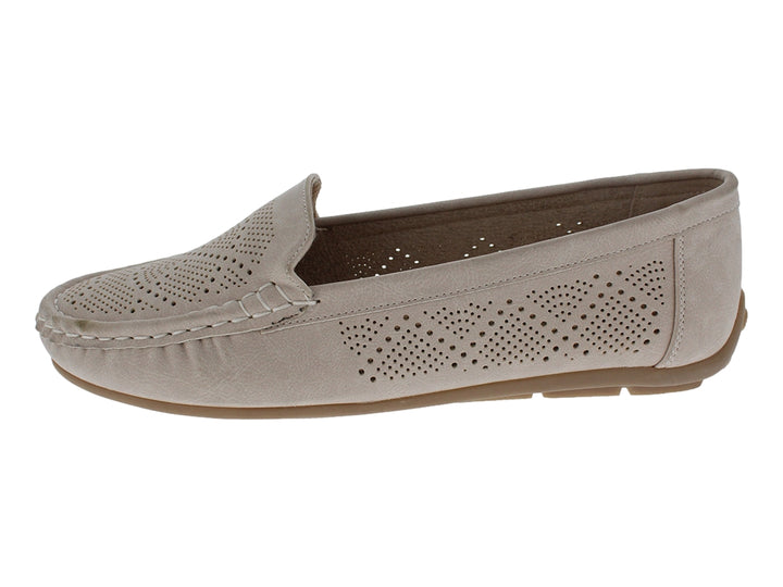 Zapato tipo mocasín color beige con detalles perforados laterales y frontales.