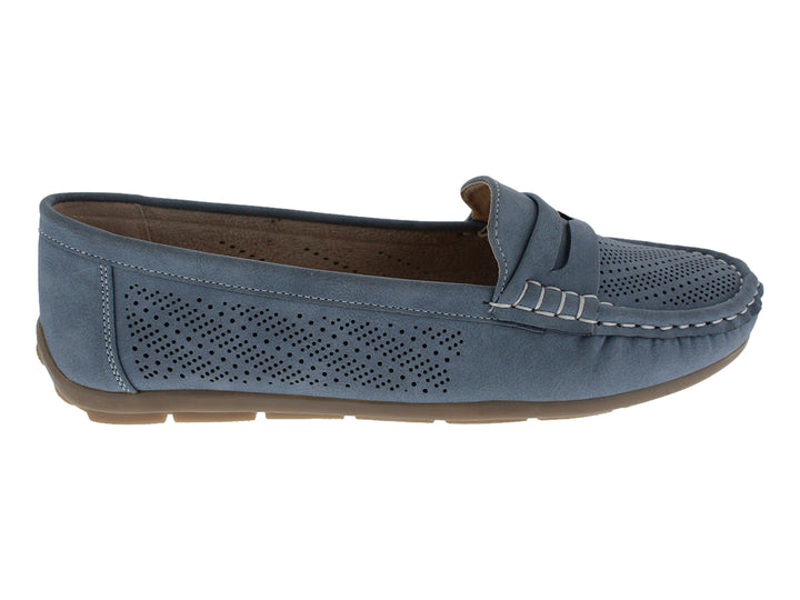 Zapato tipo mocasín color azul con detalles perforados y suela color café.