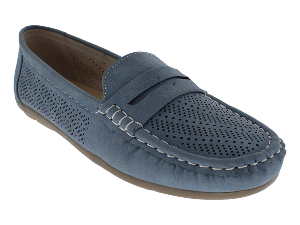 Zapato tipo mocasín color azul con detalles perforados y suela color café.