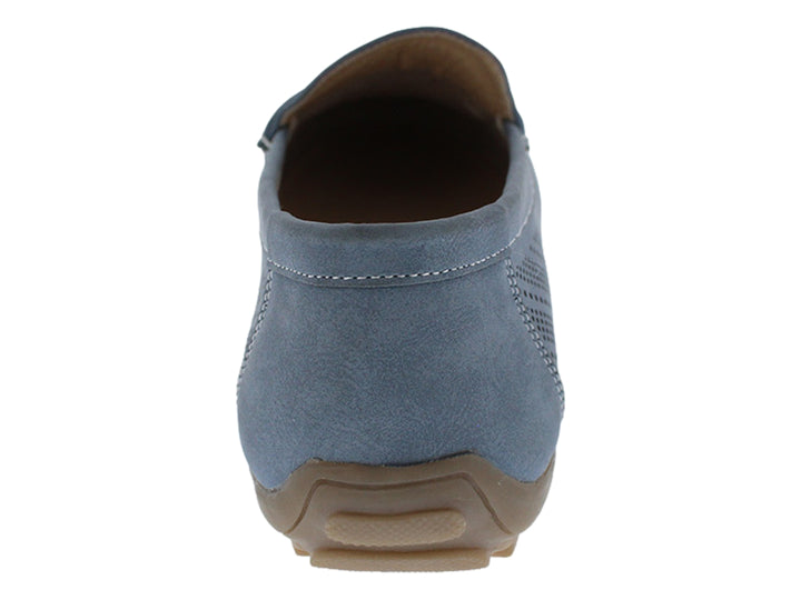 Zapato tipo mocasín color azul con detalles perforados y suela color café.