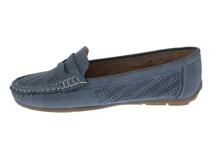 Zapato tipo mocasín color azul con detalles perforados y suela color café.