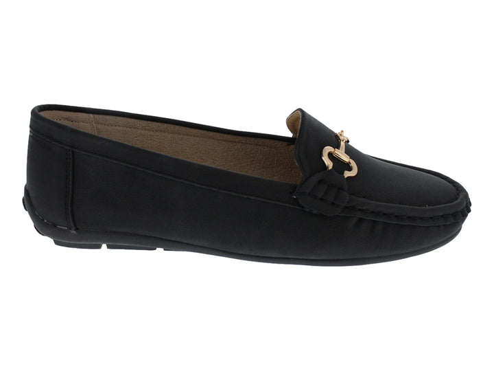 Zapato tipo mocasín color negro con detalle de herraje dorado en la parte superior.