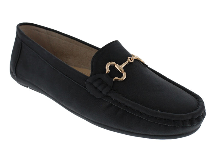 Zapato tipo mocasín color negro con detalle de herraje dorado en la parte superior.