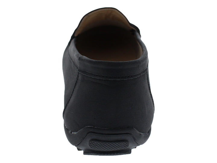 Zapato tipo mocasín color negro con detalle de herraje dorado en la parte superior.