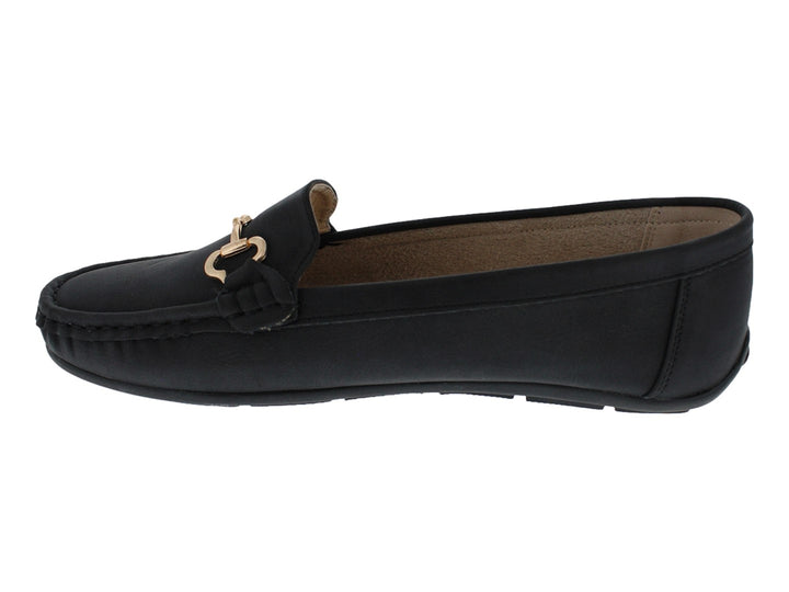 Zapato tipo mocasín color negro con detalle de herraje dorado en la parte superior.