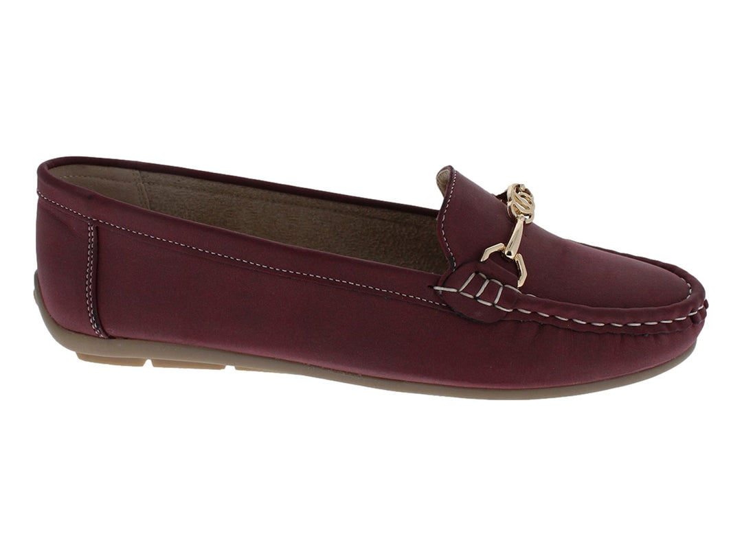 Zapato tipo mocasín color burgundy con detalle metálico dorado en la parte superior.