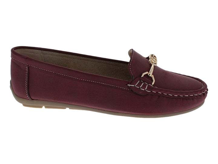 Zapato tipo mocasín color burgundy con detalle metálico dorado en la parte superior.