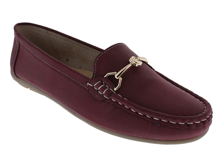 Zapato tipo mocasín color burgundy con detalle metálico dorado en la parte superior.