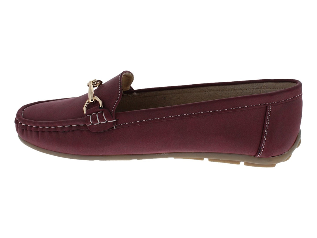 Zapato tipo mocasín color burgundy con detalle metálico dorado en la parte superior.