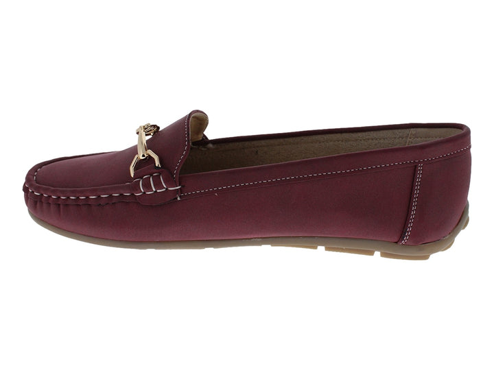 Zapato tipo mocasín color burgundy con detalle metálico dorado en la parte superior.