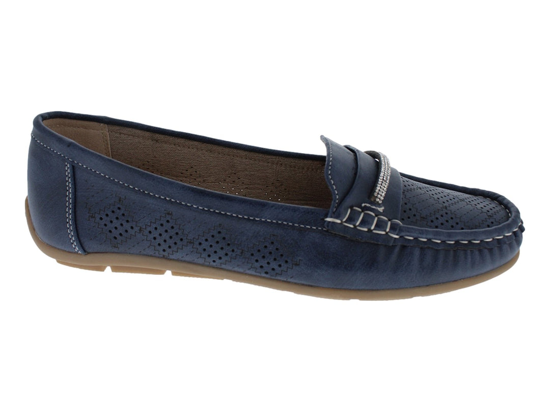 Zapato tipo mocasín color azul con detalles perforados y costuras blancas.